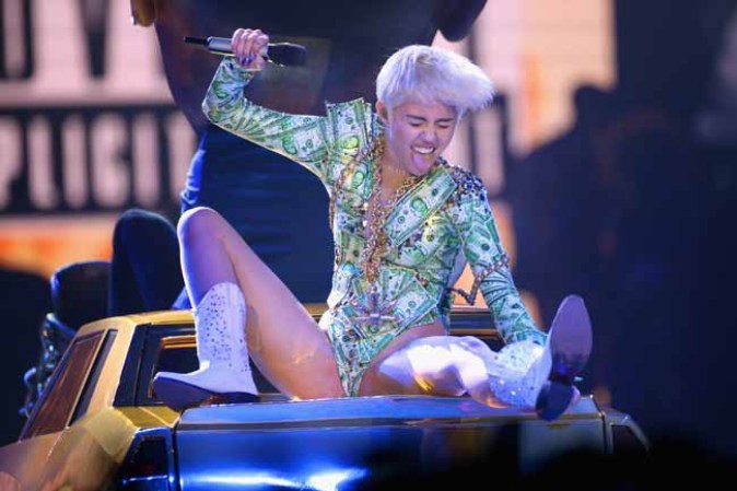 Miley Cyrus, de lo sensual a lo grotesco para encandilar al público.