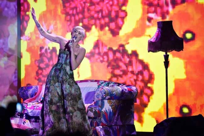 Miley Cyrus, de lo sensual a lo grotesco para encandilar al público.
