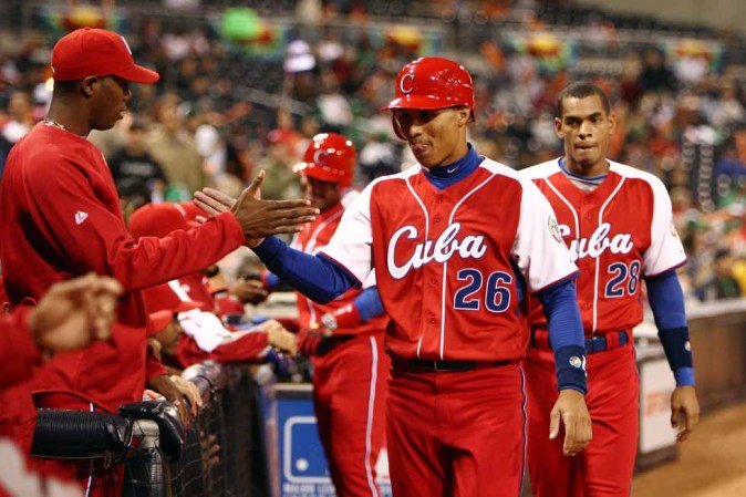 Leonys Martín, estelar jardinero del equipo Villa Clara en la Serie Nacional y del equipo Cuba, quien recibió 15,5 millones de los Vigilantes de Texas luego de desertar del equipo cubano en una competencia en Japón durante el 2010.