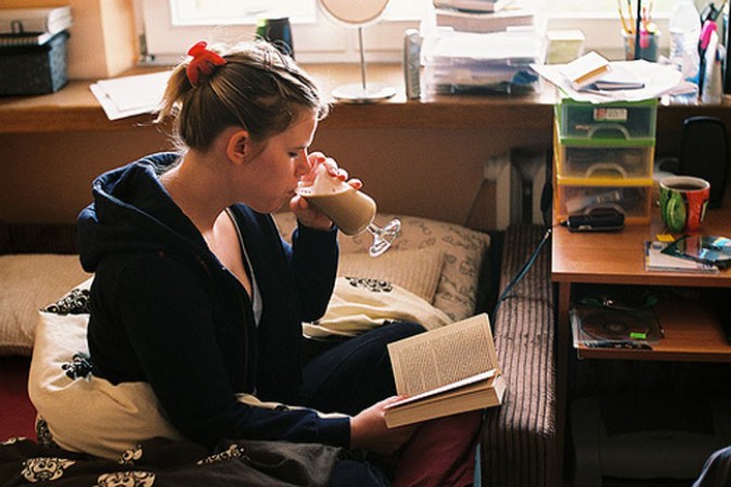 El café disminuye los síntomas de Parkinson. Un estudio publicado en la revista ScienceDaily en el 2012 afirma que quienes consumen esta bebida son menos propensos a sufrir esta condición.