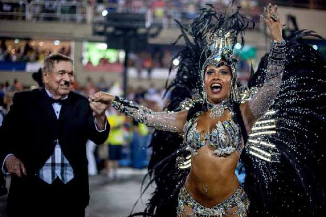 Los lujosos desfiles de las escuelas de samba del Grupo Especial, cada una con hasta 5.000 integrantes con sofisticados disfraces y reforzadas por carrozas alegóricas y enormes orquestas, son considerados la principal atracción del carnaval de Río y el mayor espectáculo del mundo al aire libre.
