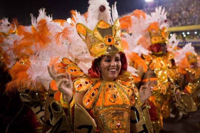 La belleza de la mujer brasilera y sus hermosos trajes se hacen presente en el carnaval.