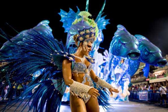 Las bailarinas se mueven de manera espectacular al compás del "Batuk" (repiqueteo de tambores), como se conoce a los diferentes ritmos de percusión procedentes de África y que en Brasil se fundieron en la famosa "batucada".