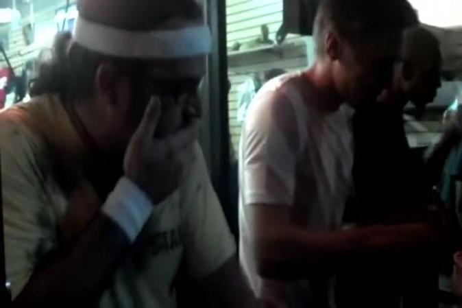 9 DE OCTUBRE DE 2012 - Edward Archbold (el hombre de la bandana en la foto) murió de forma muy rara... Comiendo nada más y nada menos que cucarachas por voluntad propia para ganar una serpiente. A continuación te mostramos la serie de fotografías de este "mortal" concurso.