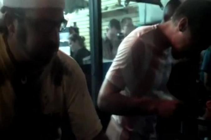 Eventualmente Archbold se derrumbó delante de la tienda donde se celebró la competencia.