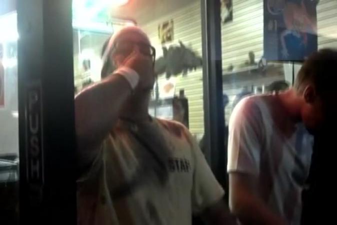 Atrás la tienda que organizó el mortal concurso.