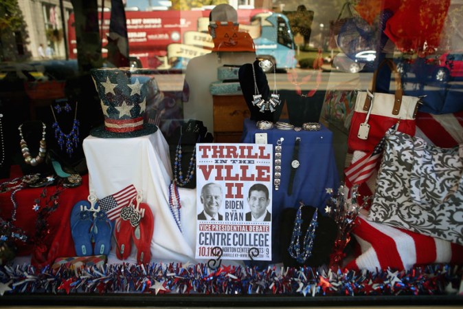Una tienda es decorada con parafernalia política con motivo del debate en la ciudad.