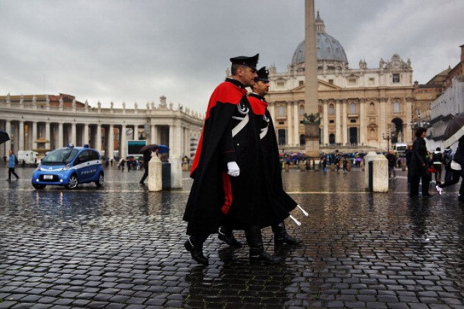 Los guardias italianos se encargan de mantener el orden en la Plaza.
