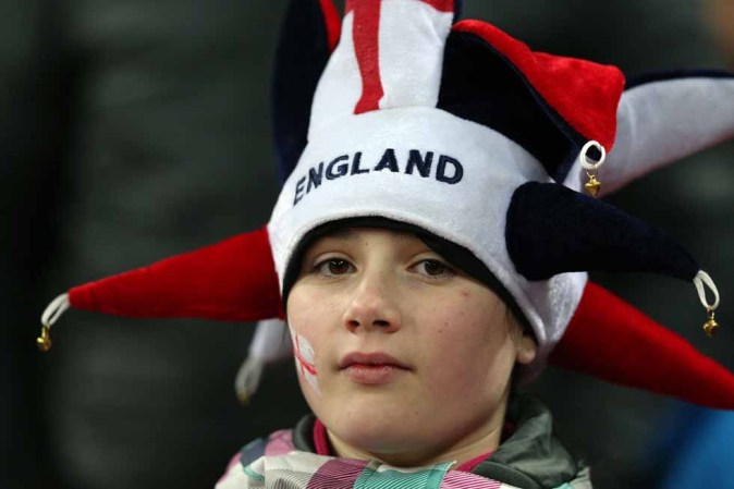 Apenas una niña, pero sabe lo que quiere. Respalda a la oncena de Inglaterra.