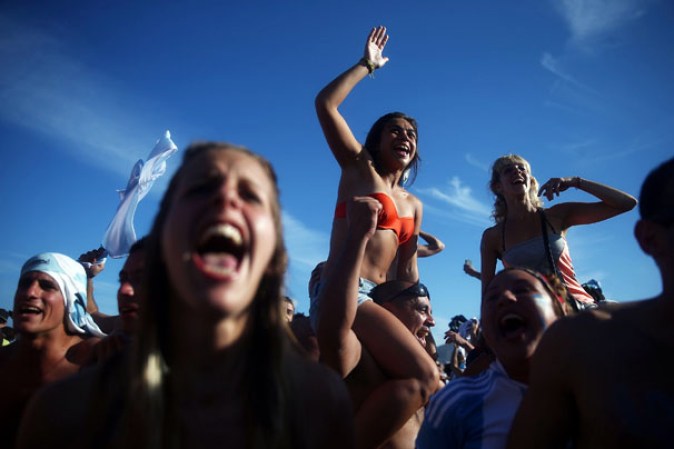 La fiesta del mundial es color, baile y bellezas. Aquí las fans más bellas de este mundial 2014.