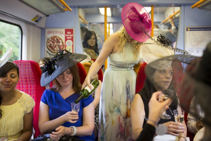 Londres; Tren de Waterloo hacia el Ladies Day en el Royal Ascot.