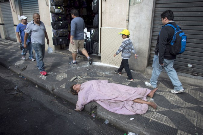 Un día cualquiera en Sao Paulo, es común encontrar a personas durmiendo, como esta mujer en la acera sin que nadie haga nada.