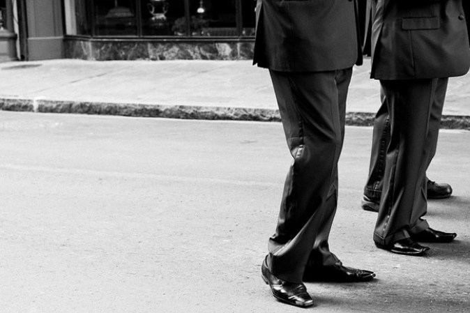 Lustrar sus zapatos.