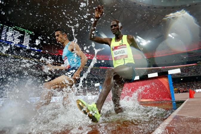 BEIJING, CHINA Bernard Nganga de Kenya en los Men's 3000 Metres Steeplechase