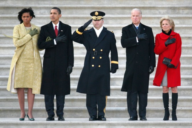 Barack Obama acompañado de su esposa Michelle jura como presidente para su primer mandato en 2009. Lo acompañan el vicepresidente Joe Biden y su esposa Jill Biden.
