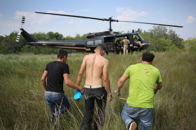 El constante flujo de inmigrantes indocumentados obliga a la Patrulla Fronteriza a operar a pesar de las altas temperaturas del verano y los congelantes días de invierno.