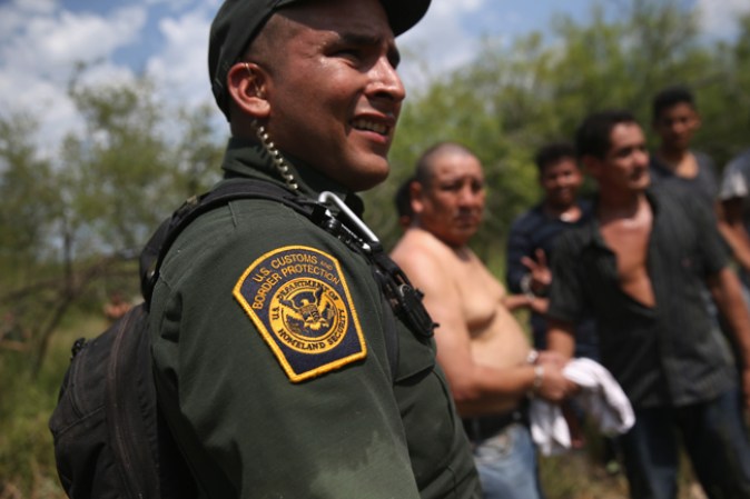 La llamada crisis humanitaria provoca escenas como la de esta imagen en donde agentes vigilan un grupo de indocumentados detenidos en Falfurrias, Texas.