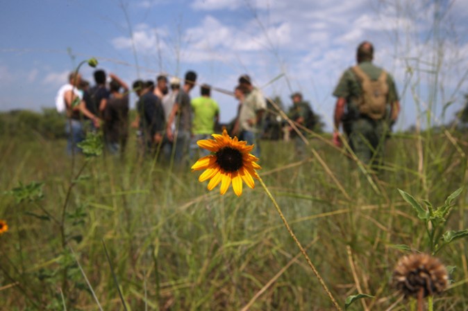 Agentes vigilan un grupo de inmigrantes indocumentados detenidos en Falfurrias, Texas.