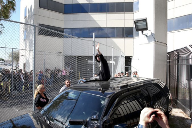 Momento en que Justin Bieber saluda a sus fans tras ser liberado de la cárcel del condado de Miami bajo fianza.