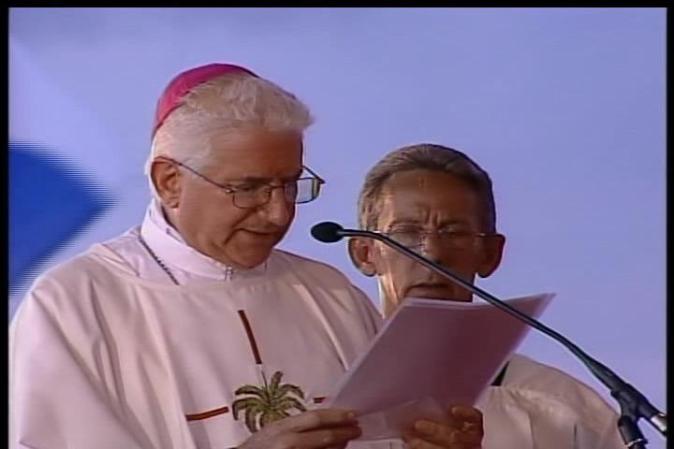 17 de marzo del 2009: En ruta a Camerún, dice a los periodistas a bordo del avión papal que los condones no son la solución para el sida y que podrían empeorar el problema, lo que provoca críticas. En la foto: Benedicto XVI celebra una histórica misa en Santiago de Cuba, marzo del 2012.