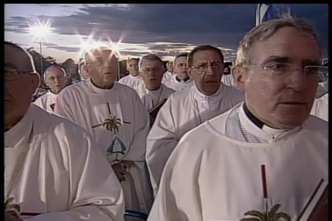 21 de enero del 2009: Levanta la excomunión del obispo Richard Williamson, que niega el genocidio judío, y otros tres obispos ultratradicionalistas de la Sociedad de San Pío X, lo que provoca furor. El decreto se promulga el 24 de enero. En la foto: Benedicto XVI celebra una histórica misa en Santiago de Cuba, en marzo del 2012.