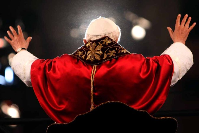 27 de junio de 1977: Ordenado cardenal por el papa Pablo VI.