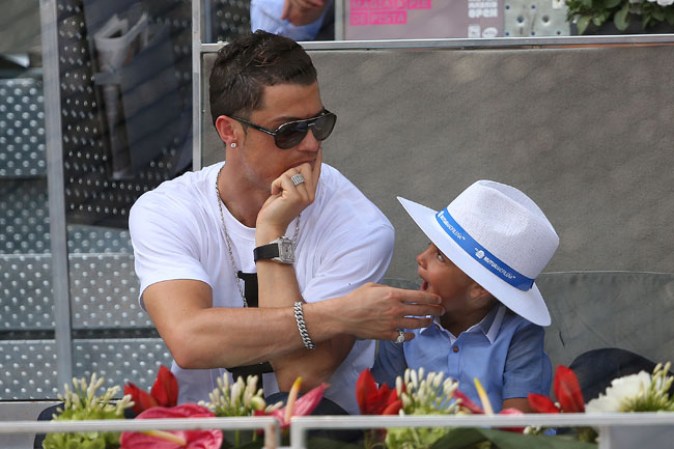 El futbolista con más seguidores en las redes sociales, el portugués Cristiano Ronaldo es papá de Cristiano Jr., próximo a cumplir 4 años. El niño nació por vientre de alquiler. Un dato curioso: @CR7 y Cristiano Jr. son mayores que Lionel y Thiago Messi, respectivamente, por la misma cantidad de días.