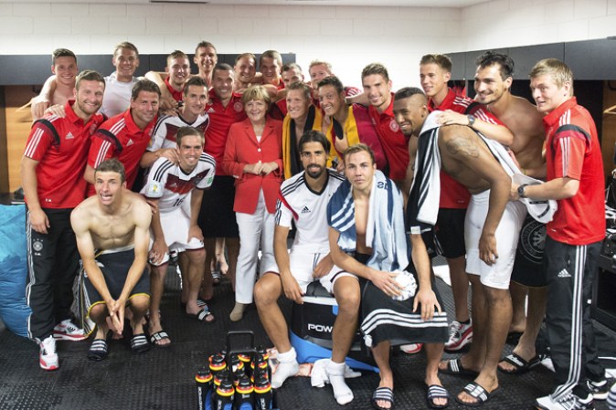 Angela Merkel en los vestidores del equipo nacional alemán.