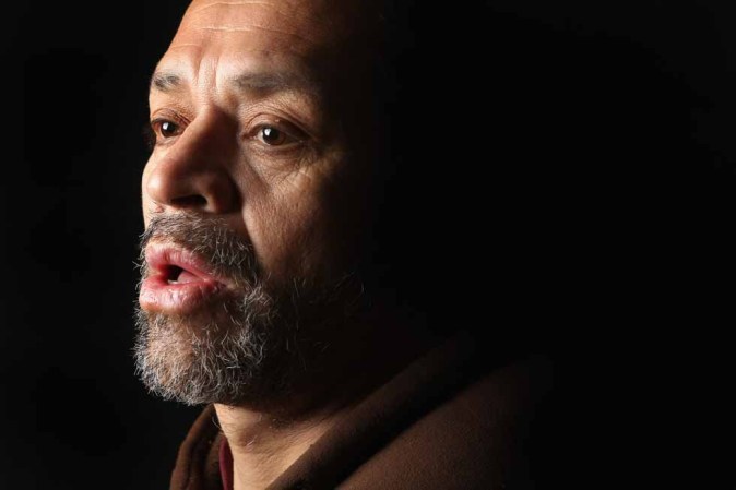 José Cárdenas tiene 52 años. Declaró haber estado trabajando como pintor de casas en San Francisco durante 35 años. Allí viven su esposa e hijos. Fue arrestado y condenado por conducir bajo la influencia del alcohol. Pasó tres años en la cárcel y luego fue deportado. Piensa regresar a Estados Unidos cruzando la frontera nuevamente.