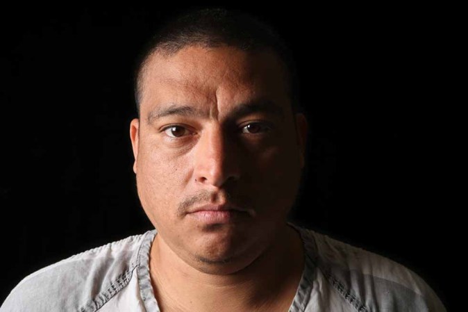 Es inmigrante indocumentado, de Sonora, México. Decidió no suministrar su identificación. Está recluido en Tent City, la cárcel de Maricopa, en Phoenix, Arizona. Fue arrestado por drogas hace nueve meses. Podría ser deportado a México, luego de cumplir su sentencia.