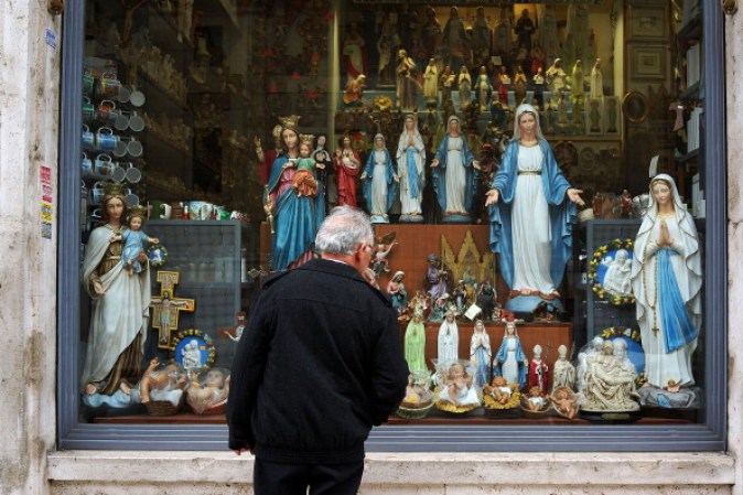En las diversas tiendas de antigüedades de San Pedro, se ponen en venta figurillas de todos tamaños de santos y vírgenes.