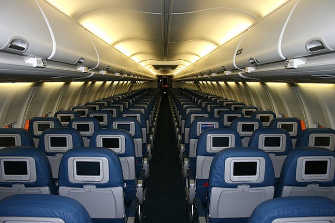 Si viajas con un acompañante, reserven sus asientos en ventanilla y pasillo, si el vuelo no se llena tendrán el asiento libre para ustedes.