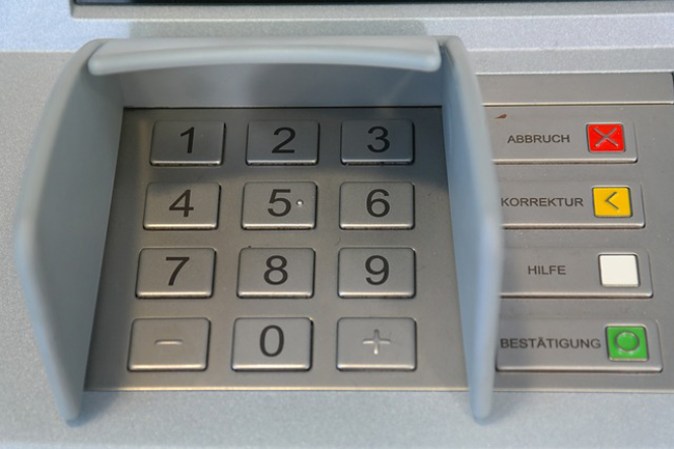 Usa los cajeros automáticos (ATM) en lugar e las casas de cambio del aeropuerto y ahorraras dinero.