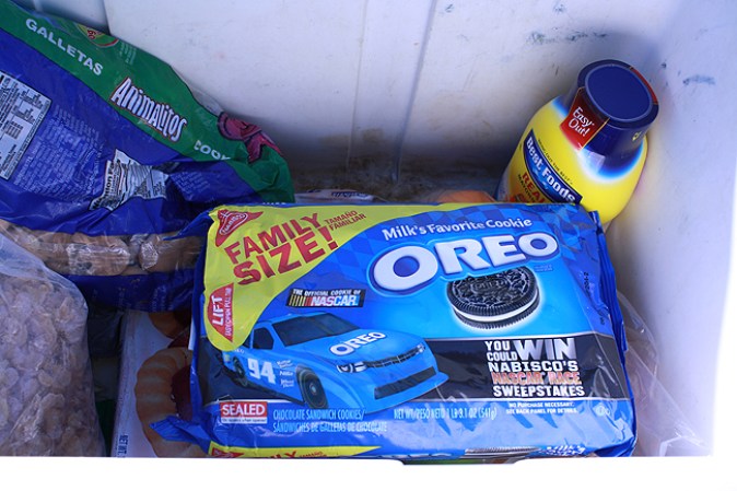 Algunas de las provisiones halladas en los puestos de observación descubiertos por las autoridades.