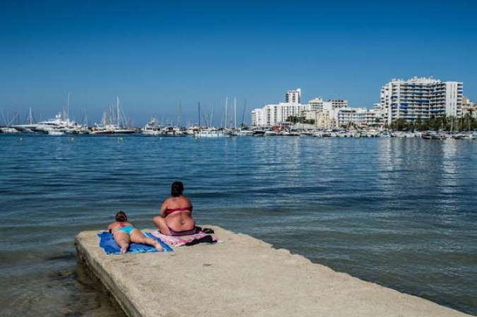 Recorre el ambiente de playa, rumba y diversión en la pequeña isla española de Ibiza…