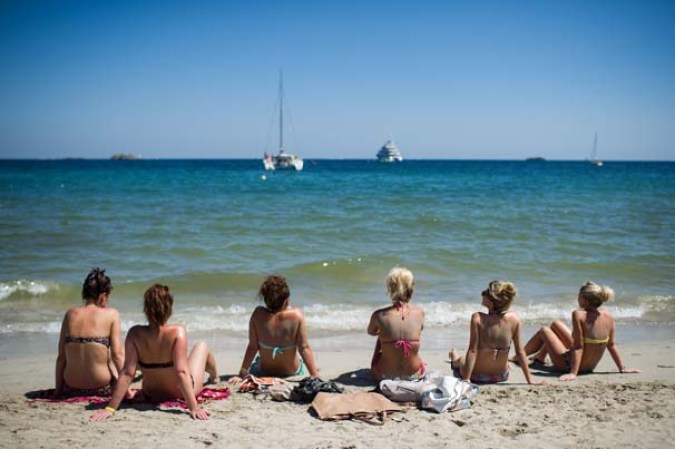 Recorre el ambiente de playa, rumba y diversión en la pequeña isla española de Ibiza…