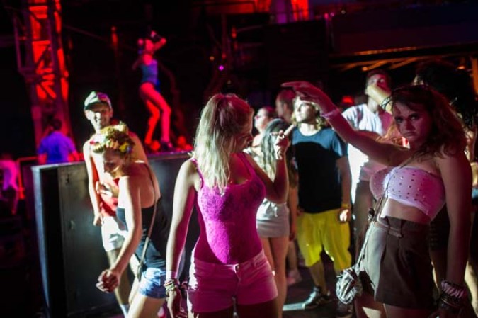 Recorre el ambiente de playa, rumba y diversión en la pequeña isla española de Ibiza…