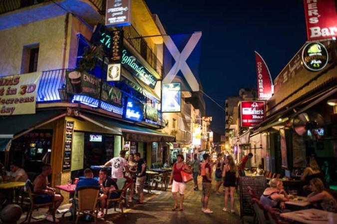 Recorre el ambiente de playa, rumba y diversión en la pequeña isla española de Ibiza…