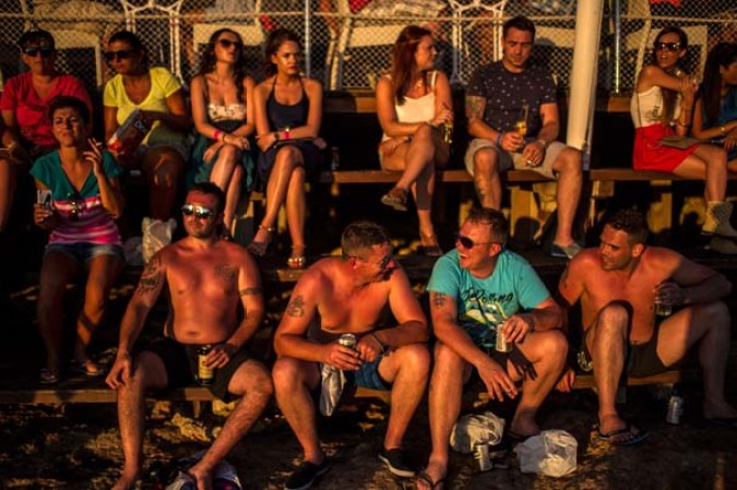 Recorre el ambiente de playa, rumba y diversión en la pequeña isla española de Ibiza…
