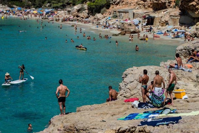 Esta pequeña isla se encuentra dentro de las Islas Baleares, en la costa de España.