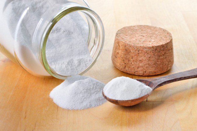 Bicarbonato de sodio. Preparara una pasta con agua y bicarbonato para limpiar varias superficies de la cocina y hasta el mismo horno.
