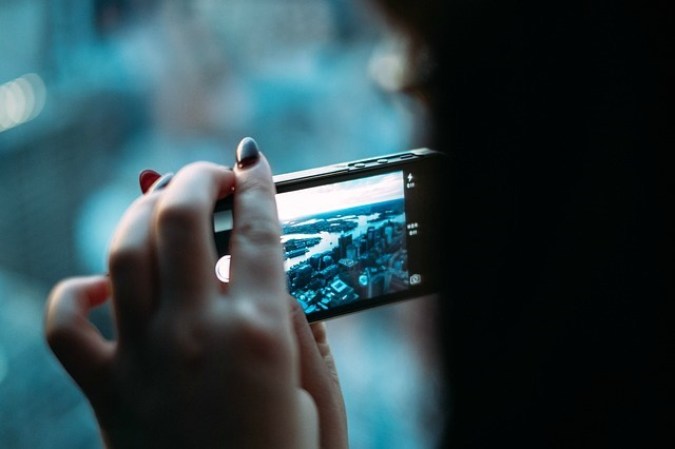 El peor usuario de redes sociales es aquel que arruina todas las sorpresas a los demás, que no les permite vivir su propia experiencia en el cine, en el teatro o en un concierto.