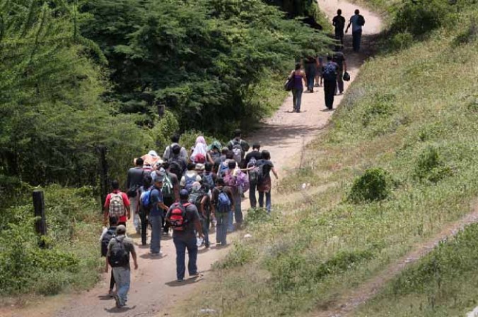 Viajeros de "la bestia" camino a la esperanza.