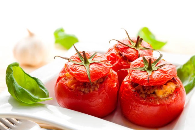 Tomates: La sustancia que da ese color rojo a los tomates ayuda a aumentar la protección de la piel contra el sol. Para detonar este beneficio los tomates tiene que ser cocidos.