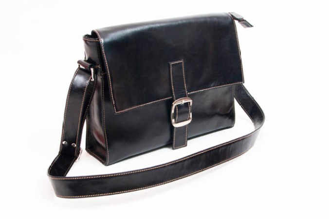 8.- LBB o pequeña bolsa negra: accesorio clásico equivalente al vestido negro.