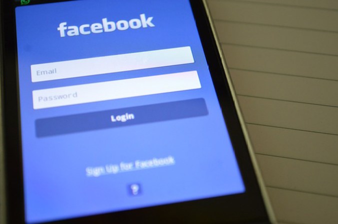 Una mujer no le da importancia a las redes sociales en su relación.