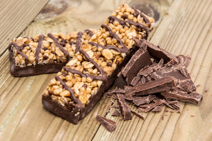 Power bars, cuidado con estas, la realidad es que son echas para dar un empujoncito a aquellos que están bajo un régimen de ejercicio intenso. Si tu carrera diaria es la que haces de tu cama al baño cuando te levantas, busca otra opción de snack.