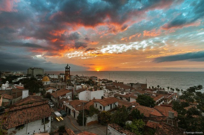 2. Puerto Vallarta. Localizado en el estado de Jalisco, este destino es conocido en el mundo gracias a la hermosa actriz de Hollywood Elizabeth Taylor, quien debido a los celos se hizo presente durante la filmación de la película “La noche de la iguana”, que protagonizaron Richard Burton (el amor de su vida) y la no menos bella Ava Gardner, y quedó deslumbrada con Vallarta.