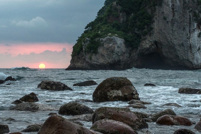 Puerto Vallarta se localiza en los límites de los estados de Jalisco y Nayarit, cuna de playas hermosas para todos los gustos, ya que hay desde las preferidas para los amantes del surf, como las que permiten descansar apaciblemente.