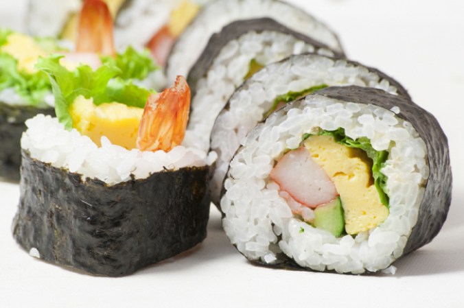 Sushi. Los rollitos con mayonesa picante, queso crema o fritos al 'tempura' suman calorías y grasa. Además la salsa de soya tiene muchísimo sodio. Consejo: pide salsa de soya 'light' y arroz integral.